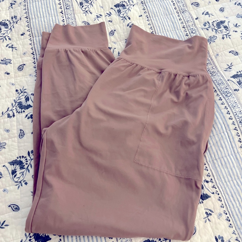 ATHLETA Salutation Joggers size Large